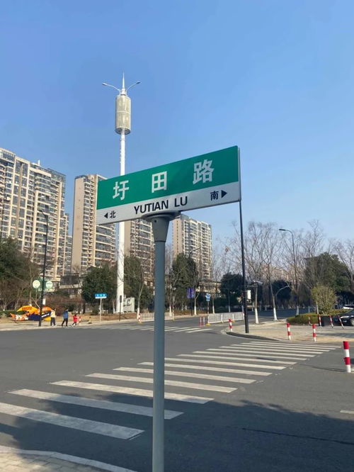 湖州一路牌標(biāo)注錯(cuò)誤引關(guān)注，官方及時(shí)回應(yīng)并修復(fù)燈箱問(wèn)題